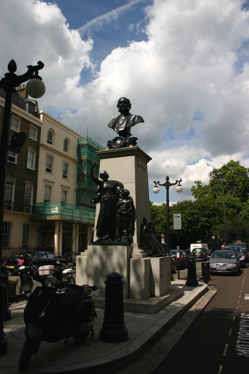 Joseph Lister's monument, London - 01.JPG